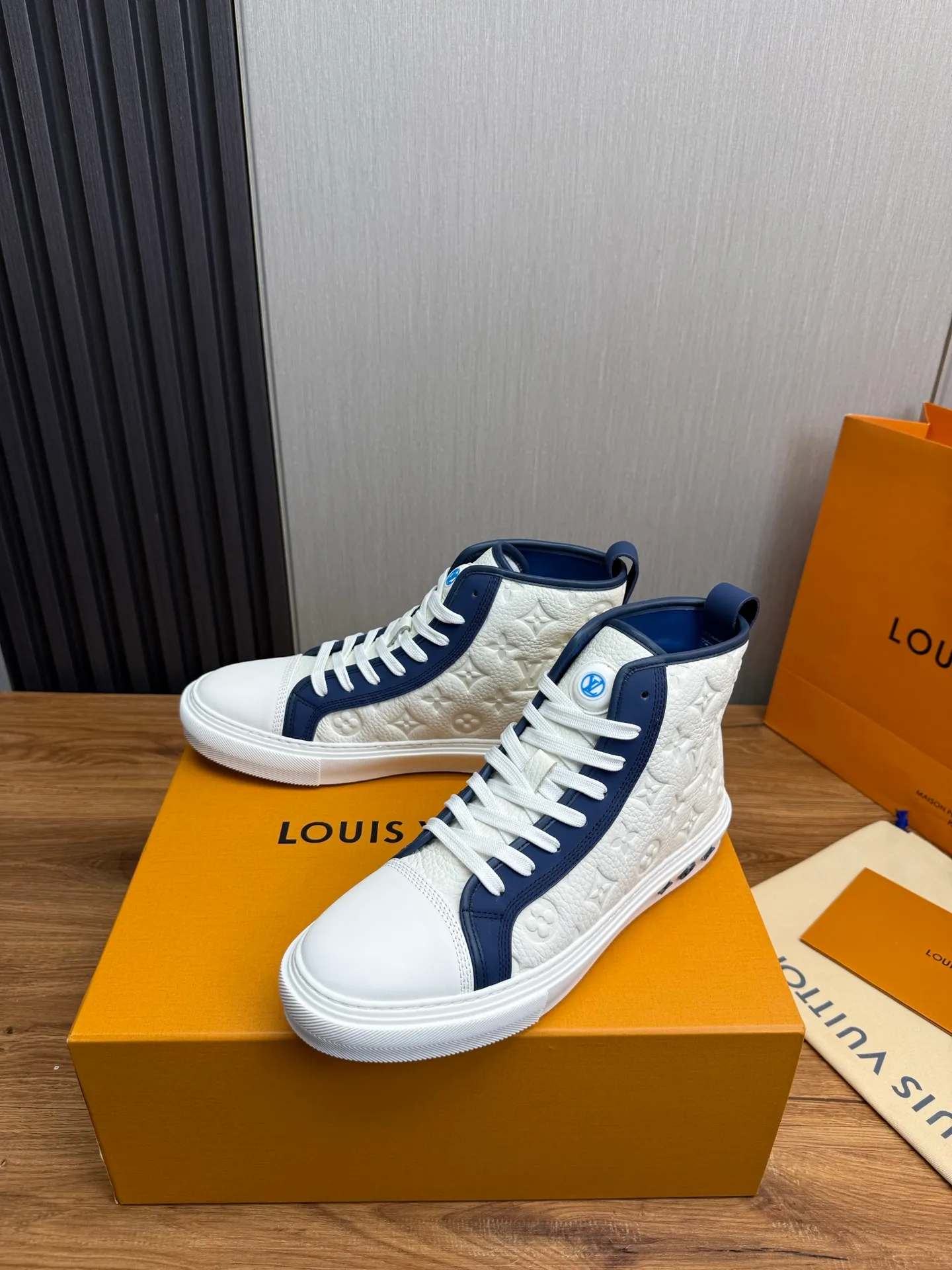 Men's shoes 💰840💰 LOUIS VUITTON [Luden Yiwei] The new trendy Lv is on the market 🎁, casual and fashionable men's shoes 👟 1:1 shipment ⬆️The upper is made of imported cowhide + cowhide mesh lining, the original wear-resistant rubber outsole, the version is simple and elegant, exclusive for trendy men. 38-45 (38.45 is non-refundable if made to order)